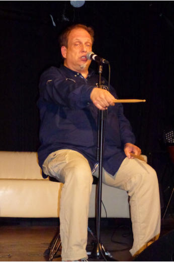 Künstler dirigiert mit Drumstick das Publikum