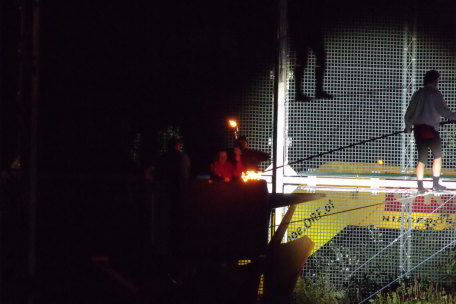 Olympische Flamme wird über Seil nach oben balanciert